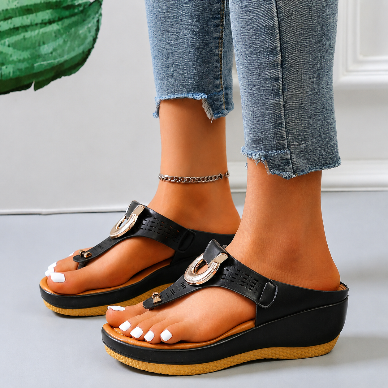 Delonda - Chic and Elegant Sandals